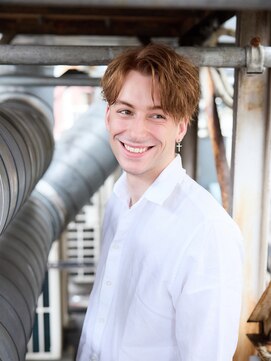 ララルーモ(LaLarOomo) 波巻きツイストスパイラルパーマセンターパートツーブロック