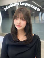 エヌアイ オモテサンドウ(ni omotesando) ミディアムレイヤーカット/オリーブベージュ/韓国ヘア 上野