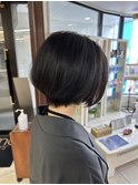 耳掛けで可愛さ引き立つ前下がりショートボブ