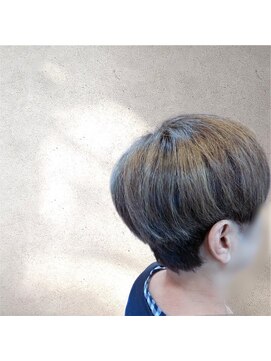 ヒサ(HISA) 多毛ショート×白髪ぼかし