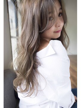 ヘアデザイン ソラ(Sola) とろみふわふわ無造作ウェーブ×斜めバング×アッシュカラー