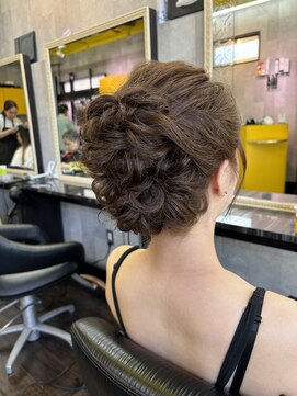 カットツー(Cut2) ヘアセット、アップシニヨン