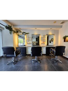 マンツーマンのパーソナル施術でベテランスタイリストが悩みを解決◎落ち着いた店内でお気軽にご相談下さい