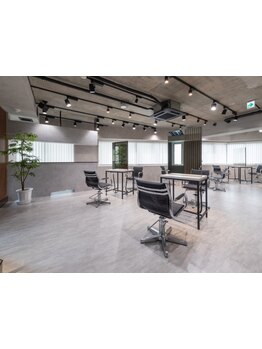 店内は広々と、ゆとりある空間。お客様が落ち着いて過ごすことのできる丁寧な技術と接客を大切にしてます。