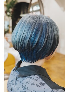 オブヘアーギンザ(Of HAIR GINZA) ブリーチシルバーブルー丸みショートボブ銀座小顔モード韓国風艶