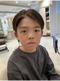 キッズカットハリウッド俳優風ストレートセンターパート刈り上げ
