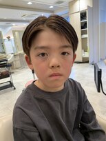 アッシュ 仙川店(Ash)&nbsp;キッズカットハリウッド俳優風ストレートセンターパート刈り上げ