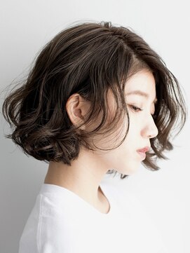 柔らかな動きで魅せる大人のニュアンスウェーブボブ