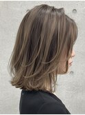 おしゃれな大人のハイライト×外ハネボブ アッシュベージュ
