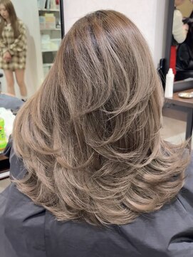 メリー オオサカ(Merly Osaka) 心斎橋/バレイヤージュ/レイヤーカット/海外レイヤー