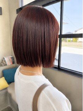 シアン(cyan) ブリーチ無しレッドカラー×ぱつっとボブ