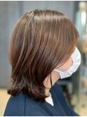 おしゃれな大人のミディアムウルフスタイル ブラウンベージュ