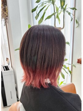 ピンクの外はねボブ