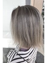 トリニティ(trinity)&nbsp;アッシュグレージュ×ハイライトカラー×外ハネ【豊見城美容室】