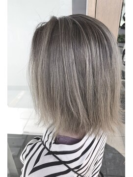 トリニティ(trinity) アッシュグレージュ×ハイライトカラー×外ハネ【豊見城美容室】