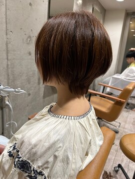 ヘアーアンドメイク ファット(Hair&Make PHAT) こっくりブラウン王道ショートカット手触り抜群髪質改善耳掛け