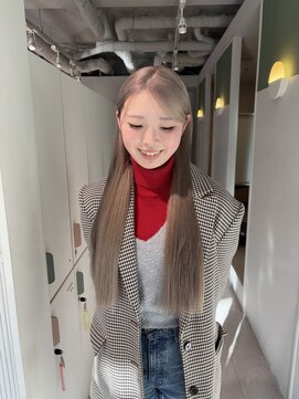 ムーム(Momb) 柔らかグレージュとストレートヘア