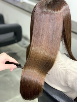 【髪質改善・縮毛矯正サロン】髪の内部から潤いを与え、毛先までうるつや髪へ導きます＊
