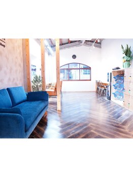 年齢を重ねるごとに輝く美髪をご提供。オーガニックオイルカラーでしっとりハリのある仕上がりを実現します