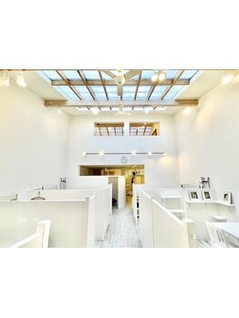 フランスリゾートのようなリラックスした個室空間で美と癒しを叶えます/季節毎の自分を上書きできるサロン