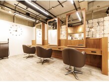 シェルマン(Charmant)の雰囲気（店内は木目調の暖かくリラックスして頂ける美容院♪）