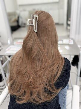 アマトウキョウスマートサロン(AMA TOKYO×Smart Salon) ミルクティーベージュ　レイヤーカット　明るめ透明感カラー