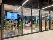 バイオレット 横浜店(Violet)の雰囲気（自然光差し込む心も体も癒される開放的な空間♪[髪質改善]）