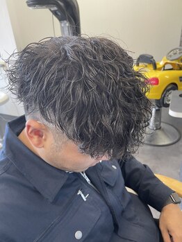 ヘアー サロン アバンサール(Hair salon Avanzar)の写真/スーツに合うのはもちろん、プライベートでもオシャレを保つ事ができる◎大人な男を演出し魅力を引き出す！