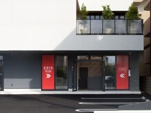 ソイズ 新保店(SOIS)の雰囲気（ビル１Fの一番右手に入口がございます。赤い看板が目印です。）
