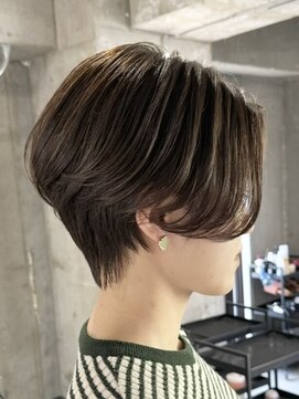 ルイ(ROUIS produced by LUCK 津田沼) 大人ショート/白髪ぼかしハイライト/似合わせカット