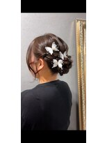 ビーズ(B’s)&nbsp;フラワーアクセの編み込みシニヨン