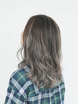 ニーイチイチ(211) 似合わせカットイメチェン/グレージュ×バレイヤージュ