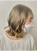 ハイトーンブロンドベージュミディアムボブ