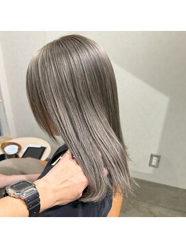 コヨーテ(coyote) ダブルカラー ホワイトグレージュ ミディアムレイヤーカット