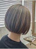 ショートボブ/白髪ぼかしブリーチベージュ