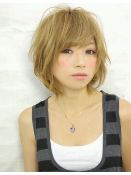 ビューイースト 亀戸 錦糸町(VIEW EAST) ハイトーンカラーのショートヘアスタイル