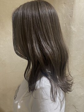 フー(fue’) レイヤーカット/暗めグレージュカラー