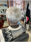 パーマをかけおセットなシニアの落ち着いのあるヘアスタイル