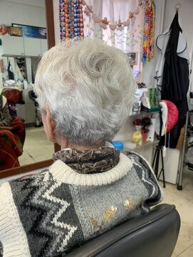 サロン ド シルク パーマをかけおセットなシニアの落ち着いのあるヘアスタイル