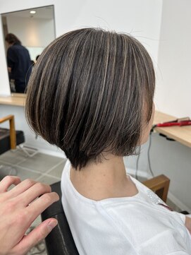 セラ(SERA) 前下がりショートボブ×白髪ぼかしハイライト