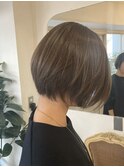 襟足すっきり前髪長めショートひし形ショートボブくすみベージュ