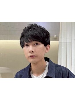 《無造作なのに、お洒落》人気のマッシュウルフやセンターパートで、抜け感のある大人カジュアルに。[立川]