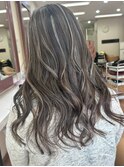 大人女性の魅力を引き出す自然なハイライトカラー
