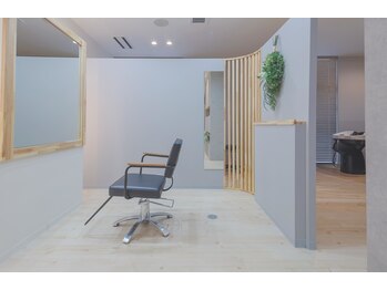 エメリー 甲府東店(AMELY)の写真/ 日常を忘れる半個室空間と極上ヘッドスパ。心まで満たされるひととき