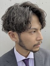 《*波巻きスパイラルパーマはセンターパートとの相性抜群*》清潔感のある印象で、ビジネスマンにも◎[名駅]