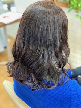 スローリー(slowly) 【slowly】 オトナ女性、巻き髪ロング