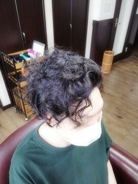 プラス(PLUS) かき上げメンズパーマ