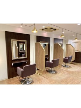 大人女性に人気のトリートメントに特化した艶髪美容室。半個室の落ち着いた空間であなただけの贅沢時間を。