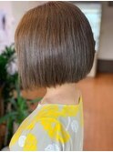 20代30代40代前下がりストレート小顔補正立体カット、カラー