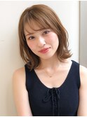 イメチェン厚めバング耳かけフォギーベージュ毛先パーマミディ
